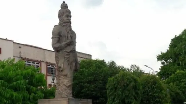 जयपूर हायकोर्टाबाहेरचा मनूचा भारतातला एकमेव पुतळा