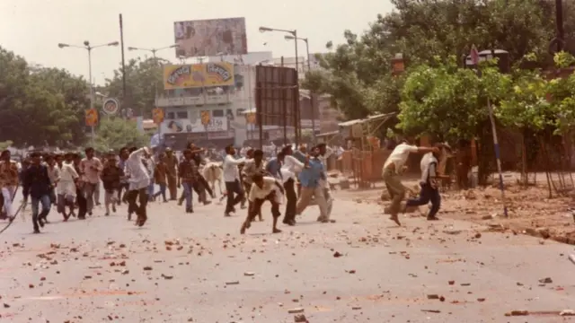 2002માં અમદાવાદમાં થયેલા પથ્થરમારાનું એક દૃશ્ય