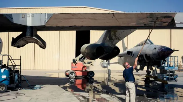 Один из бомбардировщиков B-52 реставрируют в аризонском аэрокосмическом музее Пима