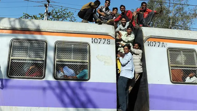 મુંબઈની લોકલ ટ્રેનમાં સવાર લોકો