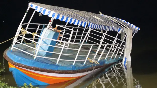 ప్రమాదానికి గురైన బోటు