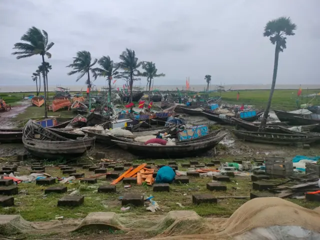 ভোলায় মেঘনা নদীর তী‌র, দানা'র প্রভাবে আকাশ মেঘাচ্ছন্ন