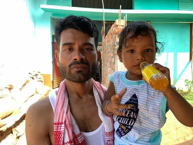 చిన్న కొడుకుతో అవినాశ్ తండ్రి హోరోలాల్ సర్కార్