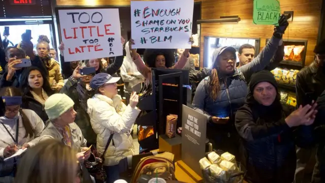 Protesta contra la discriminación en un local de Starbucks