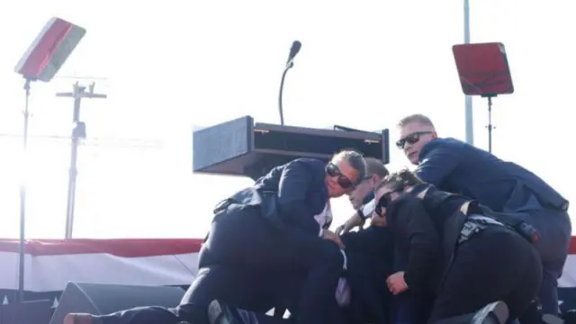 Ka a gbara egbe, ndị nchekwa efe n'elu Trump ichekwa ya