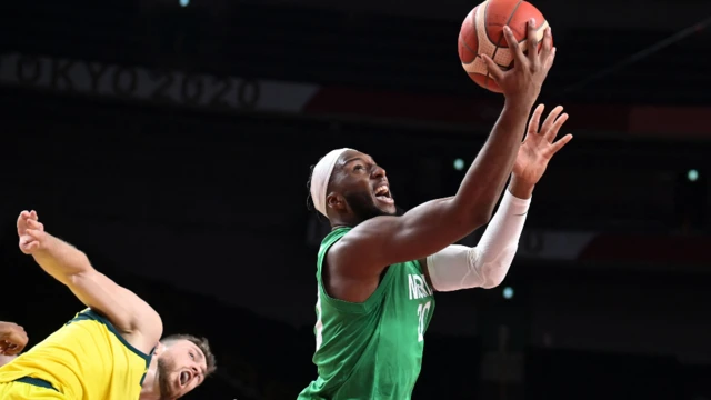 Josh Okogie du Nigeria va au panier lors du match de basket-ball masculin du tour préliminaire du groupe B entre l'Australie et le Nigeria pendant les Jeux olympiques de Tokyo 2020 à la Saitama Super Arena à Saitama - dimanche 25 juillet 2021.