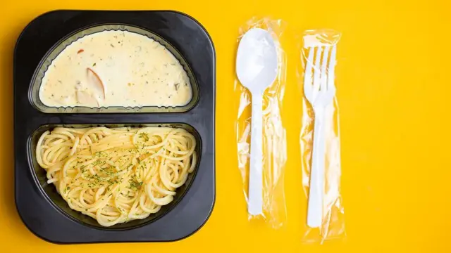 플라스틱 도시락 통에 파스타와 수프가 담겨있다