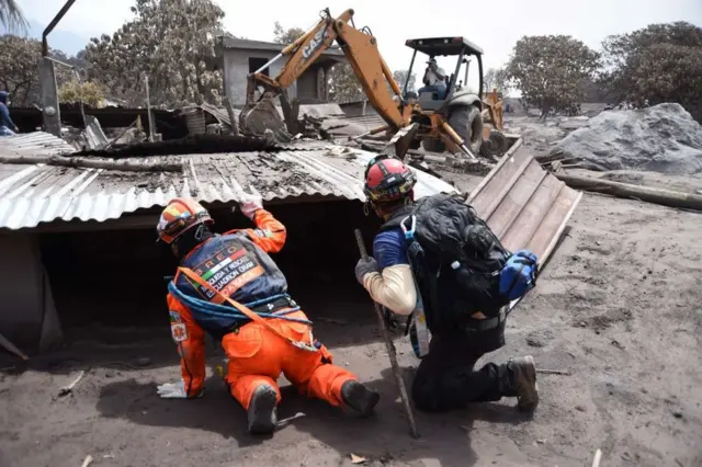 Los Topos de México buscan sobrevivientes en San Miguel Los Lotes, en Guatemala, el 9 de junio de 2018, seis días después de la erupción del Volcán de Fuego.