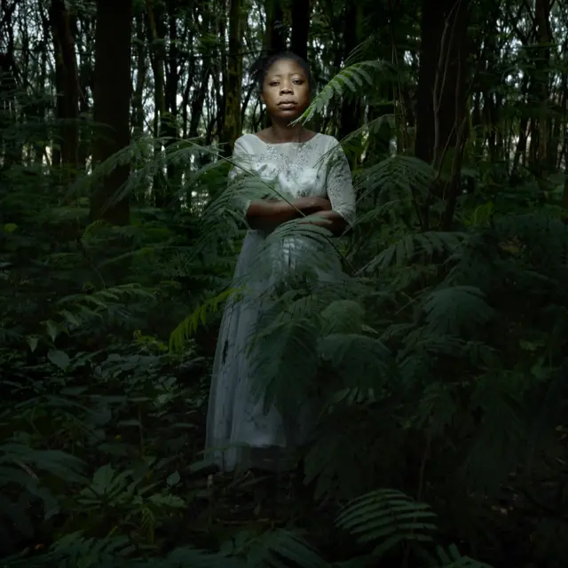 девушка в папоротнике