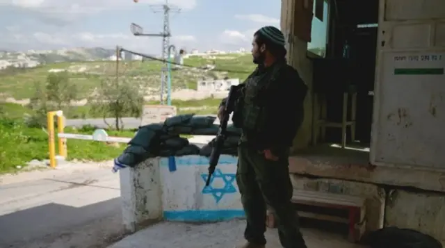 وأقامت بعض المستوطنات غير القانونية نقاط تفتيش خاصة بها