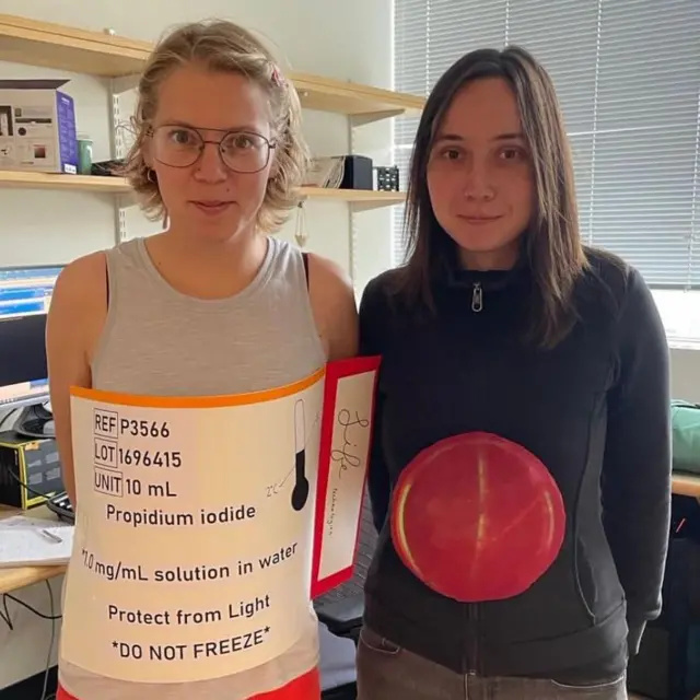 Ксения Петрова (оңдо) кесиптеши Кора Андерсон менен (солдо)