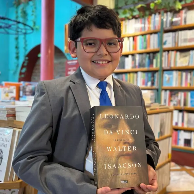 David Camacho mostra um livro sobre Leonardo da Vinci com a imagem do gênio renascentista na capa