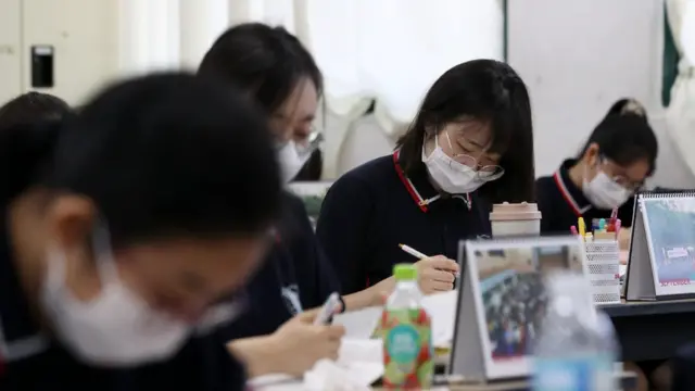 대학수학능력시험을 100일 앞둔 25일 오전 울산시 남구 삼일여자고등학교 3학년 교실에서 수험생들이 자율학습을 하고 있다