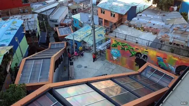 Favela com estruturas envidraçadas e muros coloridos