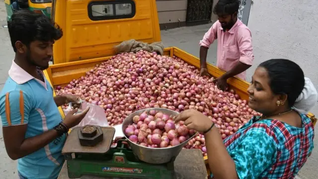 क्या प्याज़ के दाम बढ़ने की वजह फसल ख़राब होना है या कारण कुछ और हैं?