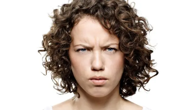 Femme avec un sourcil froncé