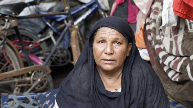 હાફિઝબાનો: "પાછળના કચરાના ડૂંગરમાંથી આવતી દૂર્ગંધને કારણે મારા અને મારા પતિના ફેફસા ખલાસ થઇ ગયા છે"