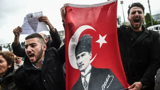 İstanbul Çağlayan Adliyesi'ne referandum sonuçlarına itiraz için gelenlerden bir kare