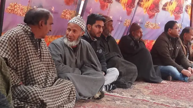 शोक जताते लोग