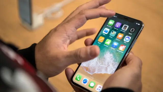 iPhone X na mãojogos de paciencia online gratisum homem