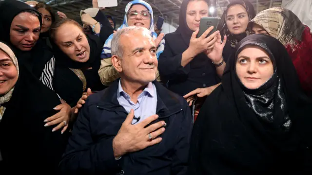 14 جون 2024 کو تہران میں ایرانی خواتین سے ملاقات کے دوران مسعود پزشکیان بطور صدارتی امیدوار اپنی بیٹی کے ساتھ بیٹھے ہوئے ہیں