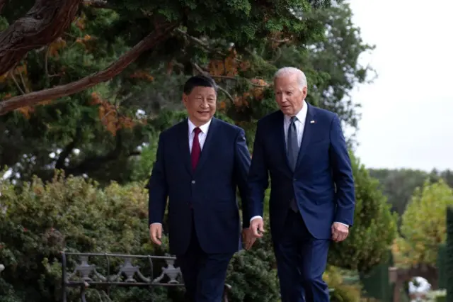 Xi e Biden caminhando e conversandoqual a melhor casa de apostas hojejardim