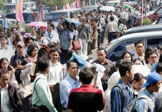 Pengangguran Indonesia yang tinggi adalah masalah tenaga kerja yang paling mengkhawatirkan di Asia Tenggara, tidak hanya menimbulkan masalah ekonomi tetapi juga memiliki dampak luas di bidang sosial, keamanan, dan politik. 