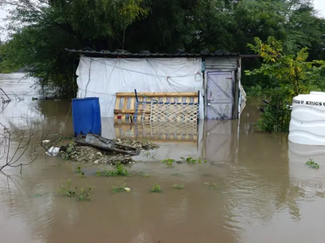 पावसामुळे मराठवाड्यातील अनेकांची घरे, झोपड्या, गोठे पाण्याखाली गेले आहेत.