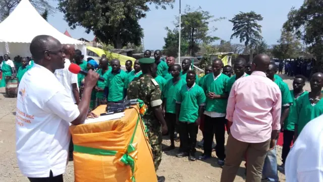 Icegara ca mbere c'umukuru w'u Burundi, Gaston Sindimbwo, ashikiriza ijambo abanyororo mu Mpimba