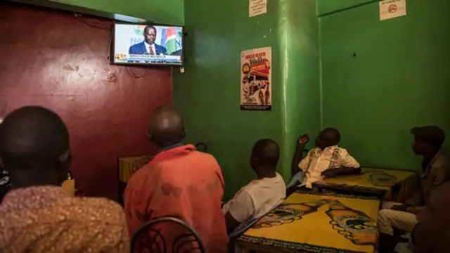 Les Kényans se donnent souvent rendez-vous dans les bars pour se divertir.