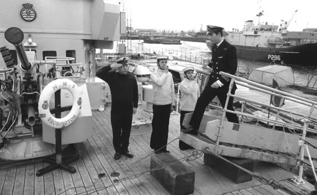 Príncipe Charles embarcando no HMS Bronington em 9 de fevereiro de 1976