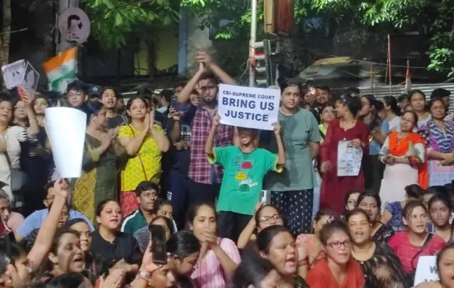 
প্রাপ্তবয়স্কদের সঙ্গে প্রতিবাদে সামিল এক খুদে।