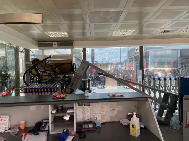 CHP Genel Merkez giriş kapısında kurulan barikat.