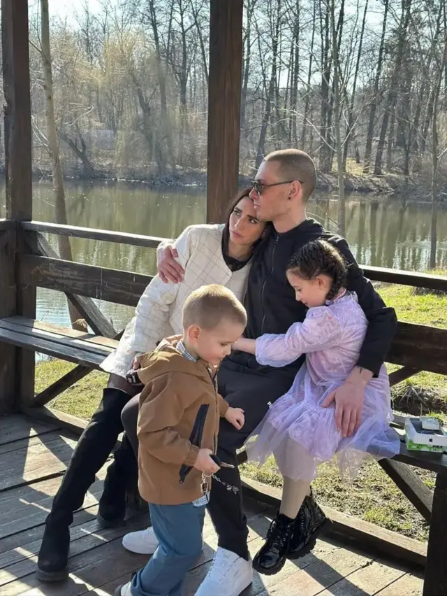 На этом фото Александр впервые после плена увидел жену Софию и своих детей после трех лет ожидания