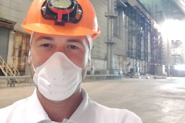 Foto de Doroshenko utilizando indumentaria protectora al interior del domo que protege al reactor 4 de Chernóbil