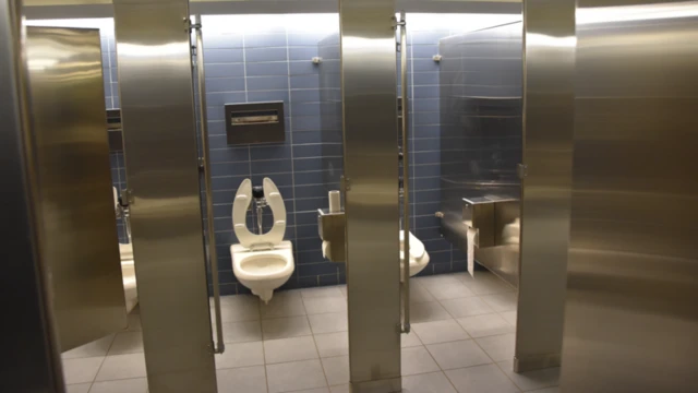 பொது கழிப்பறை, கதவுக்கு கீழே இடைவெளி ஏன்?