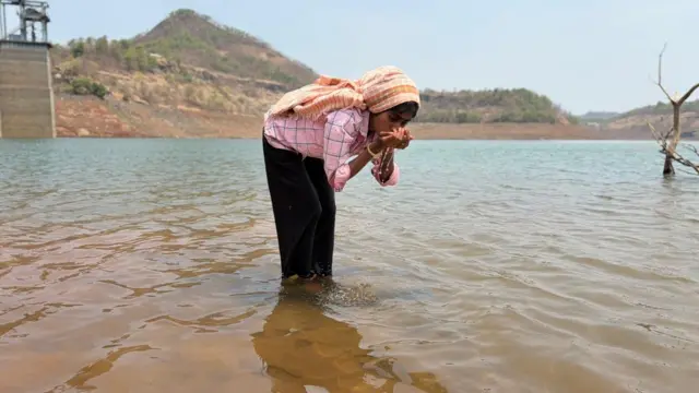 डोक्यावर हंडा घेऊन डोंगर चढत असलेली याच पाड्यातली तरुण मुलगी श्रावणी पारधी कधीही शाळेत गेली नाही.