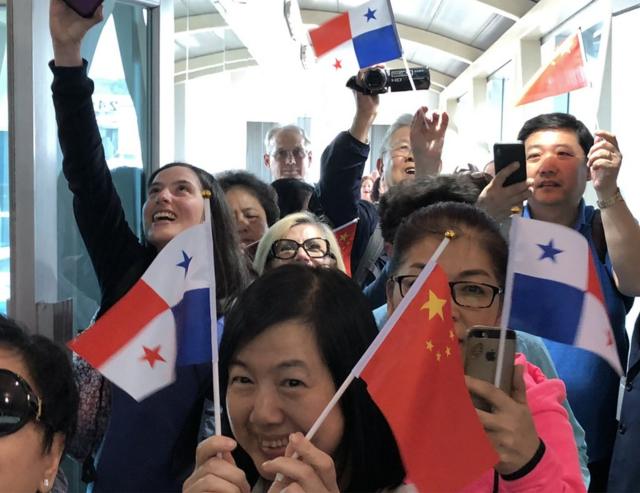 期盼旅游大军：2018年4月5日，巴拿马总统巴雷拉率经贸旅游官员迎接中国国际航空北京-休斯敦-巴拿马航线首航班机抵达。郭笃为摄影