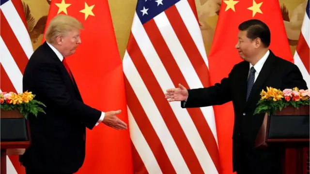 特朗普和习近平握手。