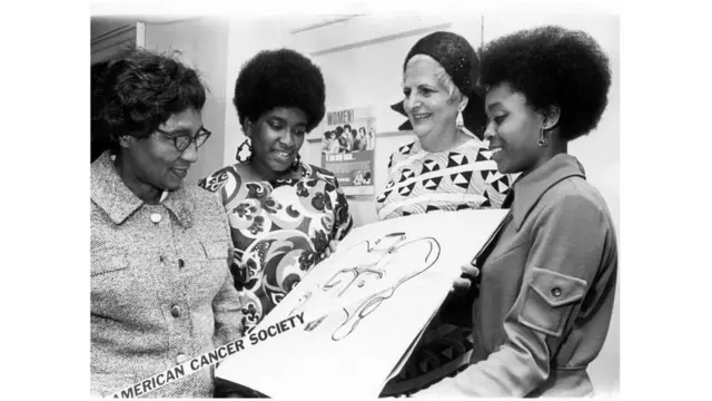 Tokom perioda od pet godina, Dikensova, na slici levo, 1975, povećala je broj studenata pripadnika manjinih zajednica na Univerzitetu Pensilvanija sa tri na 64