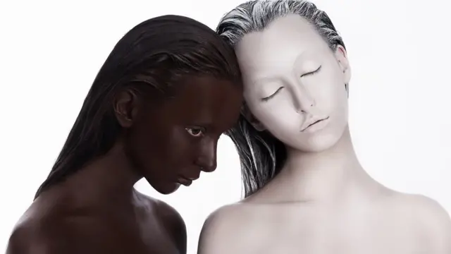 "Que cada quien sea feliz con el color de piel que le ha tocado", recomienda el doctor Grimalt.