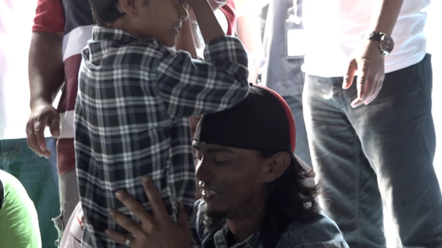 Fikri y su padre durante el reencuentro.