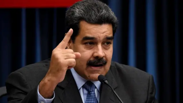 Maduro discursando ao microfone, com o dedo indicador da mão direitatem como recuperar dinheiro perdido em casa de apostasriste