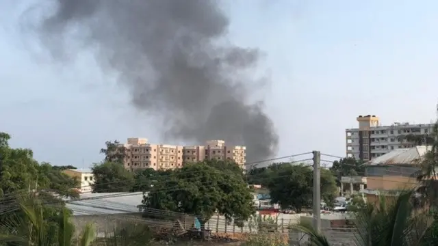 Sawir dusha sare laga qaaday oo muujinaya qiiq ka baxaya xeerada ka dib weerarka