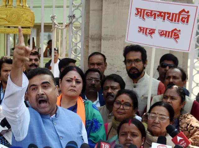 संदेशखाली में बीजेपी नेता शुभेंदु अधिकारी प्रदर्शनकारियों के साथ.