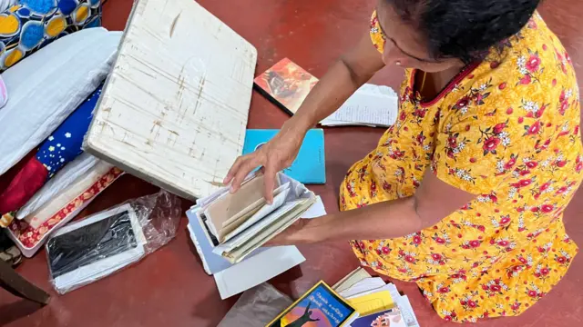 ගෝපිනාත්ගේ මව වන සෙල්වදොරෙයි පද්මා ප්රියදර්ශනී අපව නිවසේ කාමරයක් වෙත කැඳවා ගෙන ගොස් ගෝපිනාත් පාවිච්චි කළ පෞද්ගලික බඩු බාහිරාදි ද පෙන්වීය