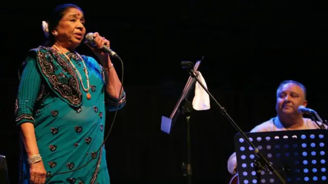 साल 2011 में लंदन में एक प्रोग्राम में गाना गाते हुए आशा भोसले