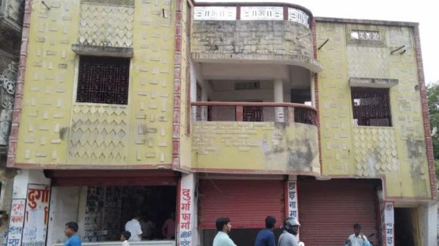 मनोज टिबड़ेवाल आकाश के इस घर पर बुलडोजर चलाया गया था. 