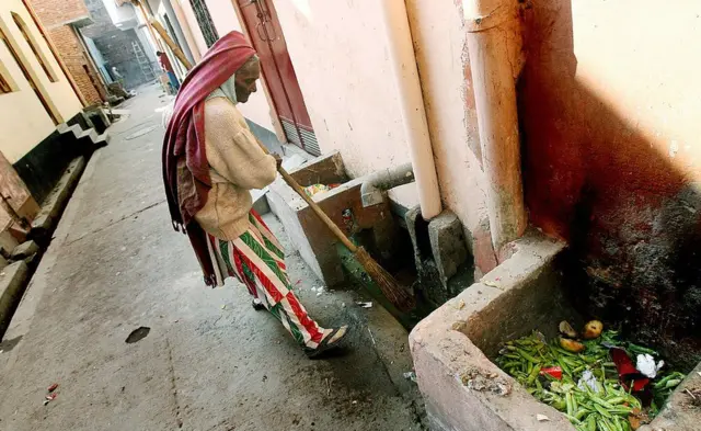 પૂર્વ નવી દિલ્હીના સહાદરા વિસ્તારમાં ગટર સફાઈ કરી રહેલાં સફાઈ કર્મચારી