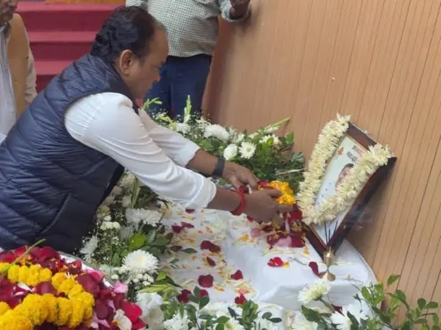 डॉक्टर विकास गुप्ता को श्रद्धांजलि देते झारखंड सरकार के मंत्री डॉक्टर इरफ़ान अंसारी